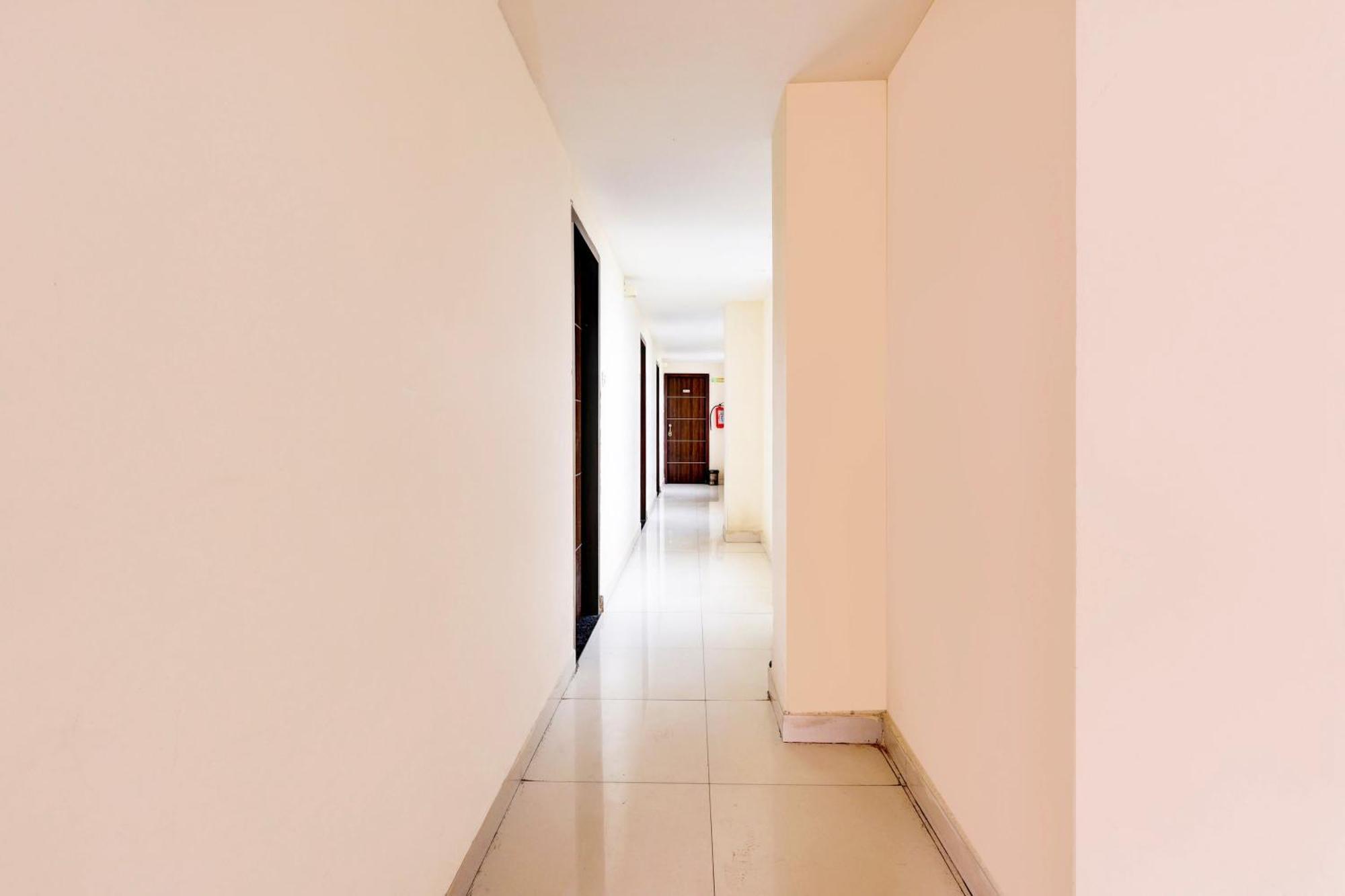 Super Hotel O Mahanadu Formerly Akshaya Bheemas Виджаявада Экстерьер фото