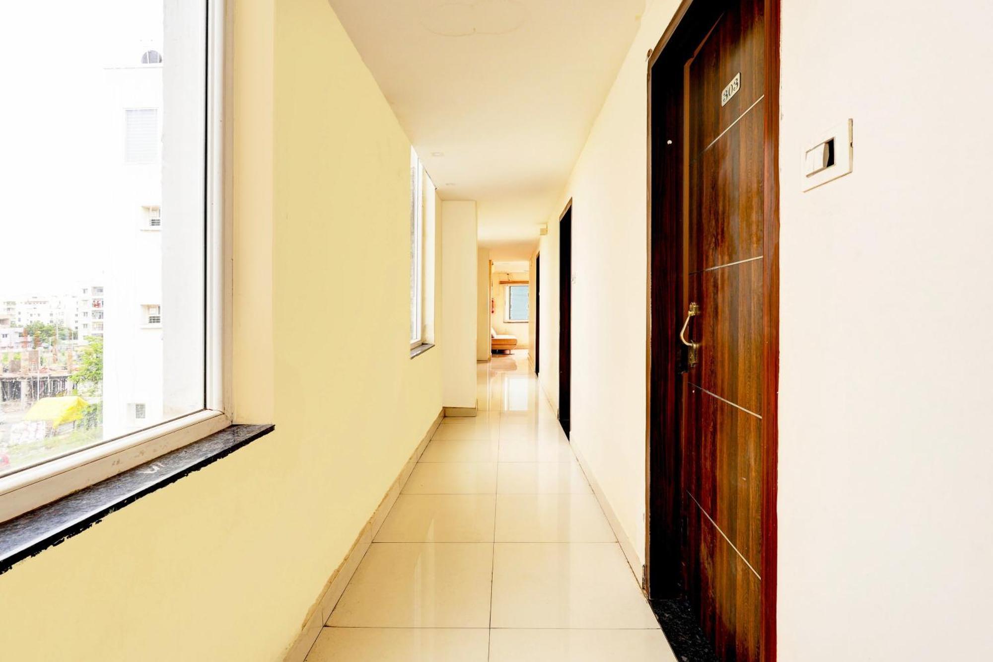 Super Hotel O Mahanadu Formerly Akshaya Bheemas Виджаявада Экстерьер фото